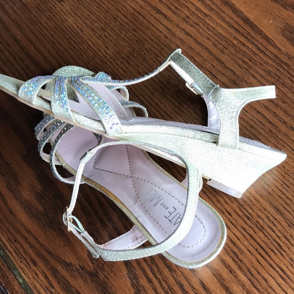 COPY - Kate and Mel sparkly gold T strap wedge sandals w embellished straps EUC - Picture 2 of 8